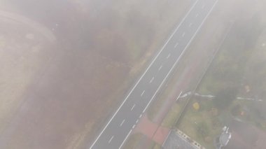 Hareket halindeki araçla yoğun siste kalan yerleşim yeri.