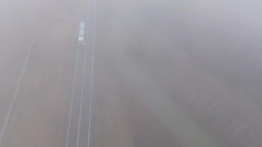 Dağ yolu sisle kaplı, yukarıdan görünüyor.