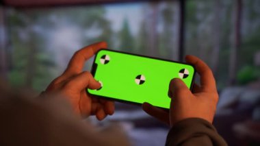 Eller tam ekran akıllı telefondan video izliyor.