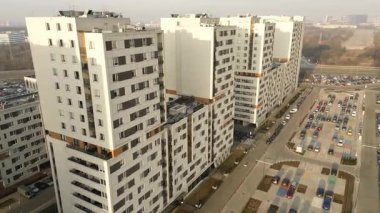 Şehir manzarasında lüks apartman blokları