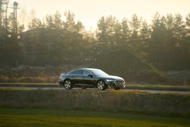 Parlak spor araba manzaralı kırsal yolda.