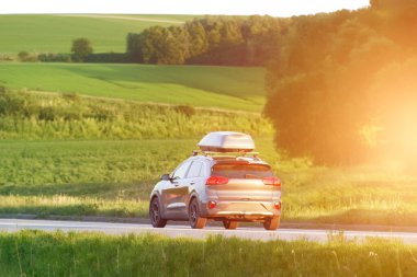 Yeşil tepeler boyunca yolculuk