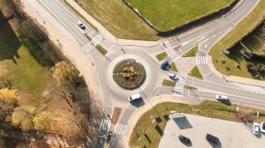 Bisiklet yolları ve yeşillikleri olan havadan şehir kavşağı