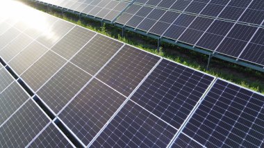 Güneş enerjisi büyük alanda toplanıyor. Güneş ışığı toplanıyor.