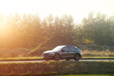 Manzaralı yolda giden lüks SUV.