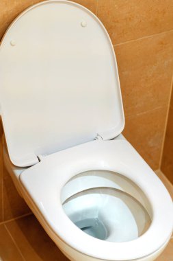 Tuvalet tasarımı askıya alınmış şık bir banyo.