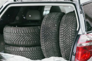 Kış lastikleri bagajda yüklendi