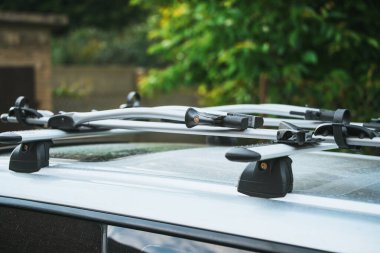 Çatıdaki boş bisiklet parkı yolculuğa hazır.