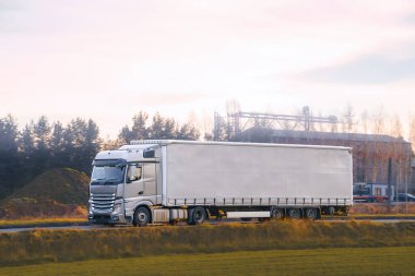 Teslimat aracı açık yolda ilerliyor.