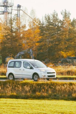 Kargo kamyonu açık yolda gidiyor.