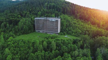 Ormanlık bölgedeki ıssız bir otel.