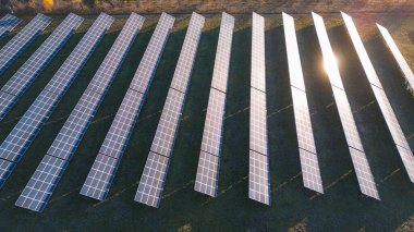 Sahadaki güneş panelleri üzerinde gün doğumu