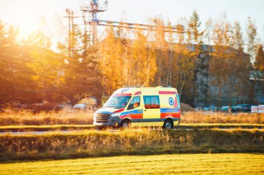 İlk yardım ekibi çağrıya cevap veriyor.