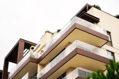 Deniz manzaralı, marina yakınlarındaki modern lüks daire.
