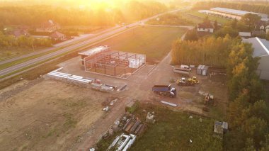 Ağır ekipmanlarla birlikte inşaat halindeki ticari alan