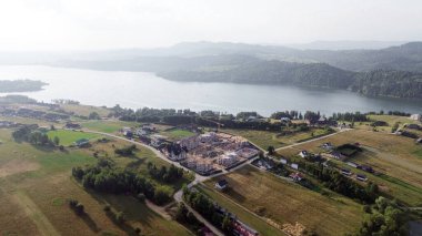 Czorsztyn Gölü ve yakındaki köyün güzel hava manzarası.