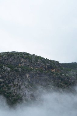 Bereketli vadide sisle kaplı Rocky tepeleri.