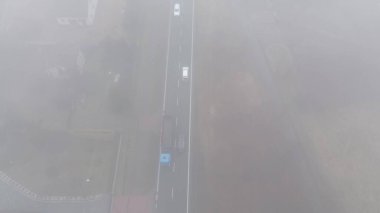 Düşük görüş mesafesine sahip ormanın içinden geçen puslu otoyol