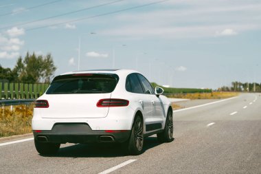 Yüksek performanslı SUV açık bir otoyolda ilerliyor..