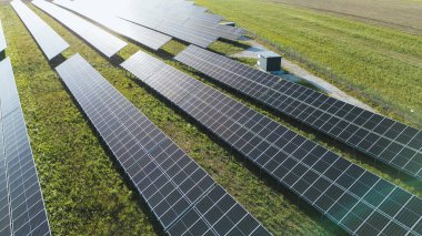 Güneş panellerinin alanı güneş altında sürdürülebilir enerji üretiyor.