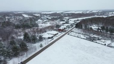 Huzurlu kırsalda karla kaplı evler