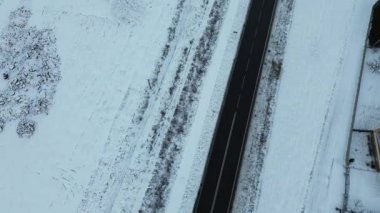 Araba soğuk bir kış otoyolunda ilerliyor.