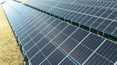 Tarım alanında elektrik üreten güneş paneli dizisi