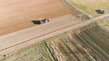 Saban makinesi ekin ekimi için toprağı işliyor