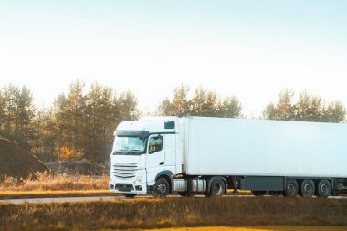 Nakliye güzergahında endüstriyel kargo kamyonu