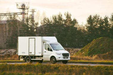 Taşıma kamyonu kırsal kesimde