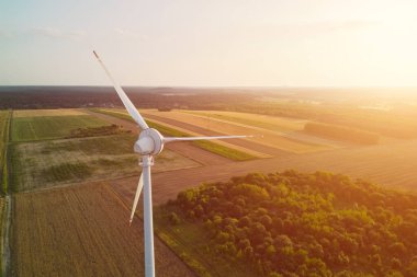 Rüzgar türbini tarım arazisinde enerji üretiyor