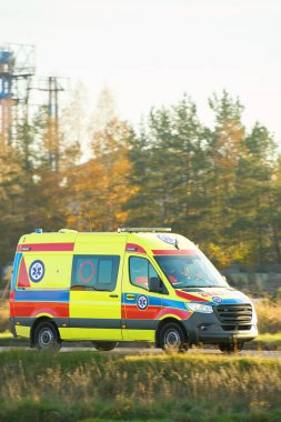 Hızlı hareket eden tıbbi yardım minibüsü şehir ayarları