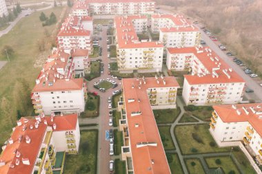 Beyaz ve kırmızı binaları olan modern kentsel mahalle