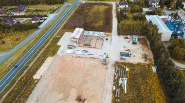 Ağır makineler ticari yapı inşa ediyor