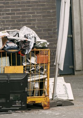 E-atık için açık hava geri dönüşüm kutusu
