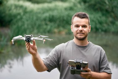 Genç İHA eğitmeni eğitim için İHA tutuyor.