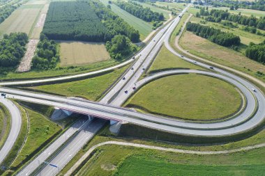Yükseltilmiş otoban köprüsünde arabalar ve kamyonlar