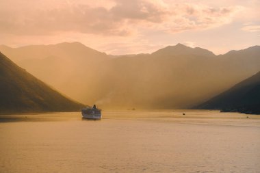 Dağ kıyısında gün batımı gezisi