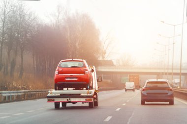 Otoyolda araç kurtarma servisi.