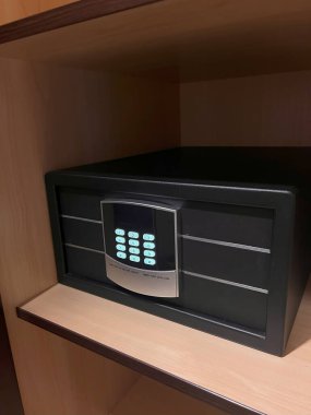 Dijital kilidi olan otel güvenlik kutusu