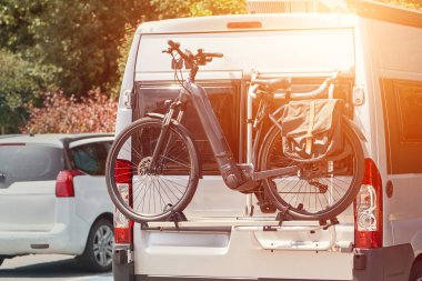 Dışarıda park etmiş bisikletli bir karavan.