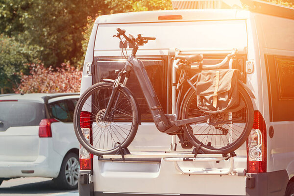 Автофургон Camper с багажником для велосипедов припарковался на улице