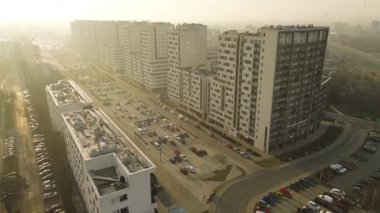 Altın ışıkta yüksek katlı yerleşim yeri