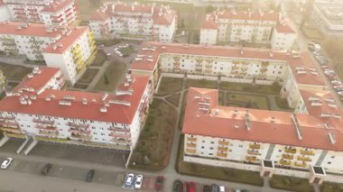 Terracotta çatısı ve avlusu olan Avrupa tarzı evler