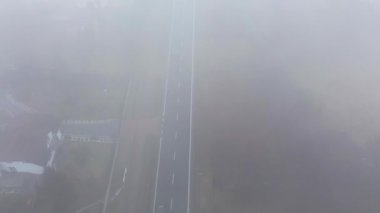 Boş yollar ve yoğun sabah sisinde evler.