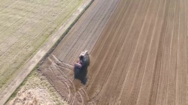 Uçsuz bucaksız tarlaları süren traktörün hava görüntüsü
