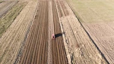 Traktör, sabanla sürülmüş toprakta izler bırakıyor.