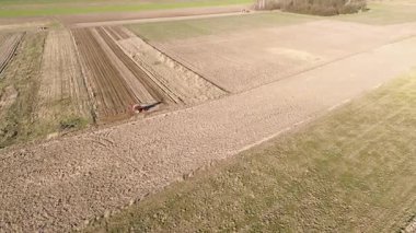 Kuru tarlaları süren traktörün hava görüntüsü