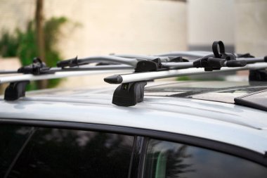 Arabanın çatısındaki boş bisiklet rafı maceraya hazır.