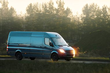 Endüstriyel yoldaki dağıtım aracının yan görüntüsü